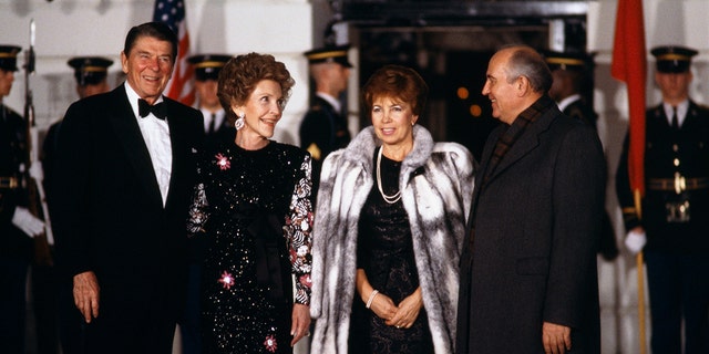 Ronald and Nancy Reagan greet Raissa and Mikhail Gorbatchev for a gala dinner given at the White House. (Photo by jean-Louis Atlan/Sygma via Getty Images)