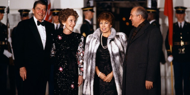 Ronald and Nancy Reagan greet Raissa and Mikhail Gorbatchev for a gala dinner given at the White House. (Photo by jean-Louis Atlan/Sygma via Getty Images)