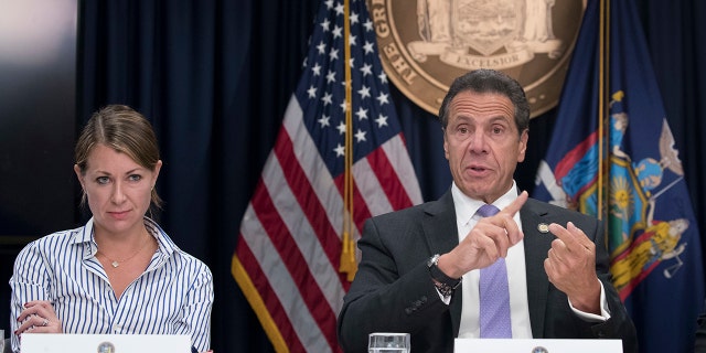 Melissa DeRosa 주지사 비서, 왼쪽, joins New York Gov. Andrew Cuomo as he speaks to reporters during a news conference on Sept. 14, 2018, 뉴욕에서.