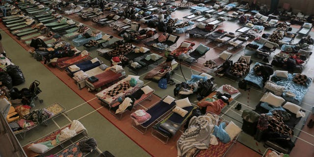Setki łóżek pokazano w sali gimnastycznej, w której mieszkają ukraińscy uchodźcy uciekający przed rosyjską inwazją w przygranicznym mieście Medica w Polsce, we wtorek 1 marca 2022 r. 