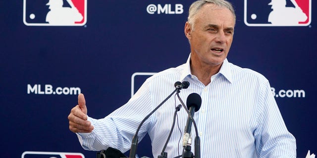 El comisionado de las Grandes Ligas de Béisbol, Rob Manfred, habla durante una conferencia de prensa luego de las negociaciones con la asociación de jugadores para un acuerdo laboral, el martes 1 de marzo de 2022, en el Estadio Roger Dean en Júpiter, Florida. 