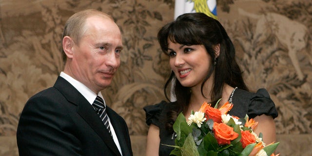 Нетребко получила от Путина звание Почетной народной артистки России в 2008 году и была сфотографирована с цветами от президента России. 