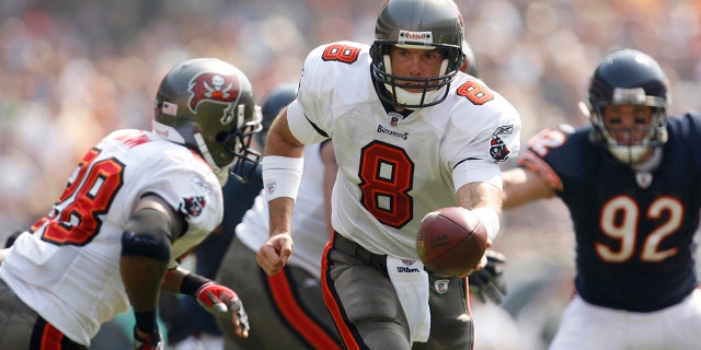 Tampa Bay Buccaneers quarterback Brian Griese hands off to Warrick Dunn during the quarter second of an NFL football game against the Chicago Bears, 일요일, 씨족. 21, 2008, 시카고에서.