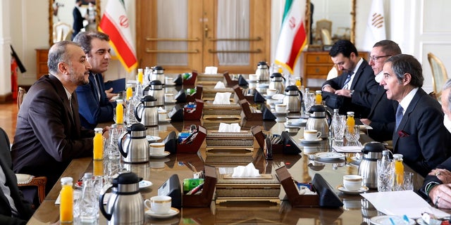 国际原子能机构国际原子能机构总干事拉斐尔·马里亚诺·格罗西（右）周六在德黑兰会晤期间与伊朗外交部长侯赛因·阿米拉布多拉扬（左）交谈。格罗西星期六会见了伊朗官员，因为在维也纳就德黑兰与世界大国的破烂的原子协议进行的谈判似乎即将结束。（美联社照片）