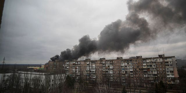 El viernes 4 de marzo de 2022, el humo aumentó después de un bombardeo de las fuerzas rusas en la ciudad de Mariupol en Ucrania (Foto AP / Evgeniy Maloletka).
