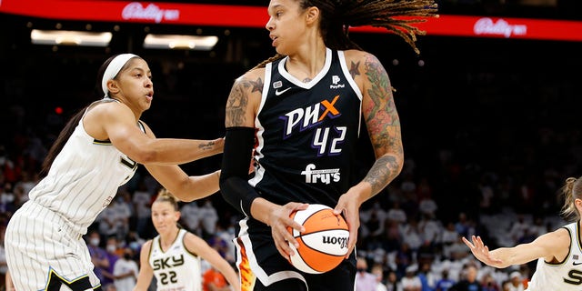 文件 - Phoenix Mercury center Brittney Griner (42) looks to pass as Chicago Sky center Candace Parker defends during the first half of game 1 of the WNBA basketball Finals , 星期日, 十月. 10, 2021, 在凤凰城.