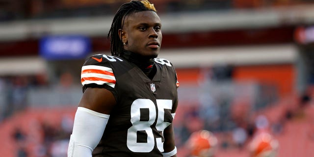 FILE - Cleveland Browns tight end David Njoku (85) warms up prior to the start of an NFL football game against the Las Vegas Raiders, Monday, Dec. 20, 2021, in Cleveland. The Browns have used a franchise tag for next season on tight end David Njoku, preventing him from hitting the free agent market.