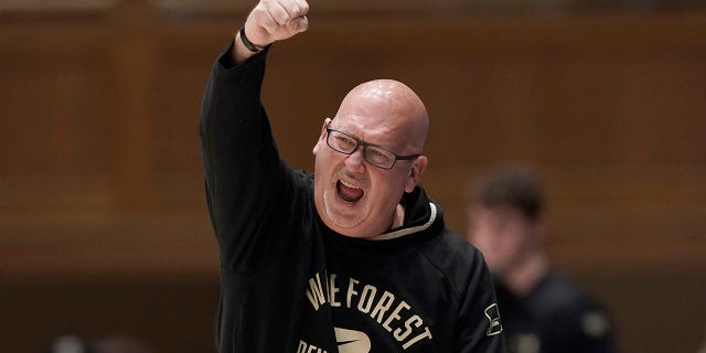 파일 - Wake Forest head coach Steve Forbes reacts during the first half of an NCAA college basketball game against Duke in Durham, 체크 안함., 화요일, 2 월. 15, 2022. Wake Forest says second-year coach Steve Forbes has signed what it calls a "long-term" contract extension as he has led a rapid rise for the long-struggling Demon Deacons program. The school announced the deal Monday, 행진 7, 2022, the same day the Atlantic Coast Conference announced Forbes was its choice as league coach of the year.