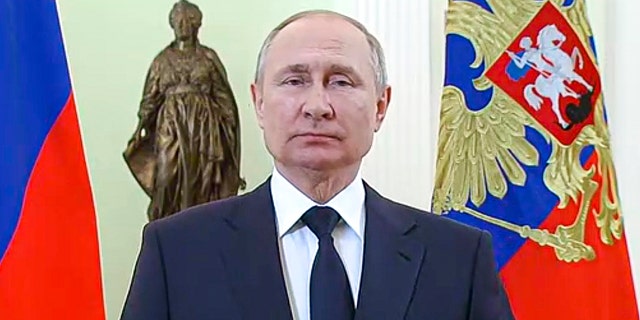 In this handout photo made from video released by the Russian Presidential Press Service, Russian President Vladimir Putin speaks to celebrate International Women's Day, in Moscow, Rusland, Dinsdag, Maart 8, 2022.