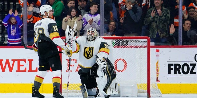 Vegas Golden Knights' Reilly Smith, 왼쪽, and Robin Lehner react after a goal by Philadelphia Flyers' Oskar Lindblom during the first period of an NHL hockey game, 화요일, 행진 8, 2022, 필라델피아.