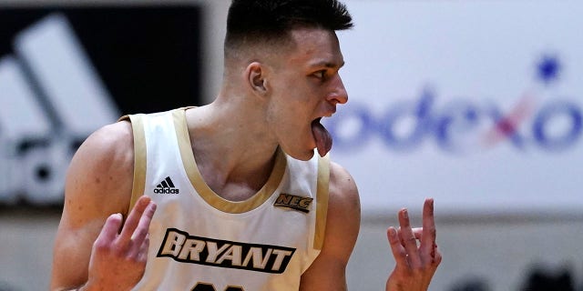 Bryant guard Peter Kiss celebrates after hitting a 3-pointer during the first half of the Northeast Conference men's NCAA college basketball championship game against Wagner, 火曜日, 行進 8, 2022, in Smithfield, R.I.