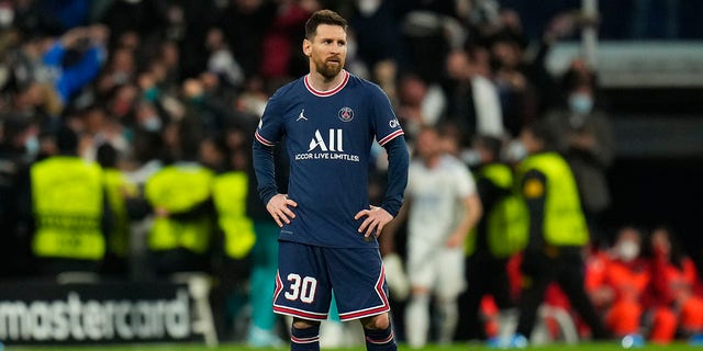 La réaction de Lionel Messi du Paris Saint-Germain est intervenue après que le Real Madrid a marqué le troisième but de son équipe lors de la Ligue des champions, huitièmes de finale, le match retour entre le Real Madrid et le Paris Saint-Germain au stade Santiago Bernabeu de Madrid, en Espagne. , mercredi 9 mars 2022.