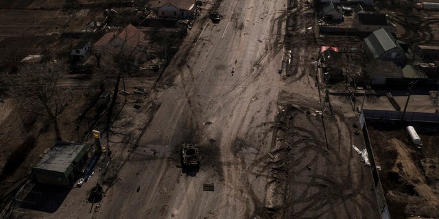 Los tanques rusos destruidos se ven en una carretera principal 