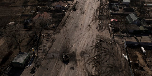 Russische Panzer auf einer Hauptstraße zerstört 