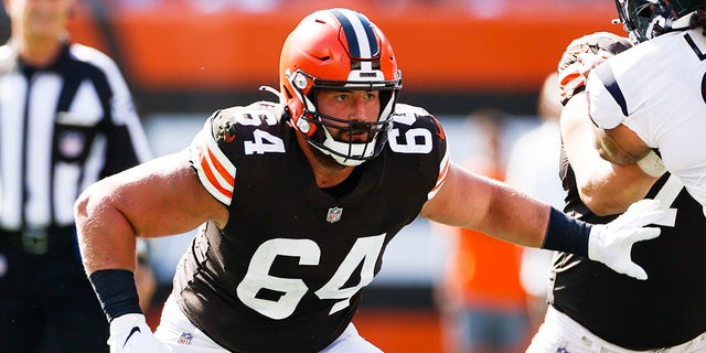 Cleveland Browns center JC Tretter plays against the Houston Texans during the second half of an NFL game in Cleveland, Ohio, on Sept. 19, 2021.