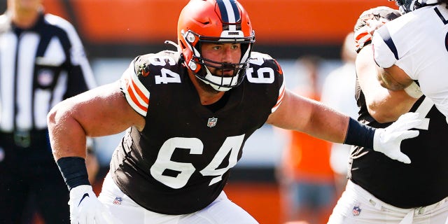 Cleveland Browns center JC Tretter plays against the Houston Texans during the second half of an NFL game in Cleveland, Ohio, on Sept. 19, 2021.