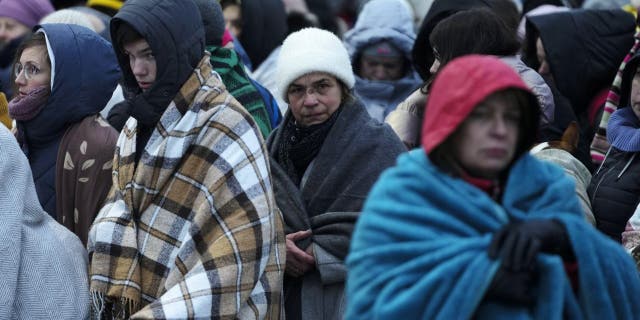 Refugees, mostly women and children, wait in a crowd for transportation after fleeing from Ukraine and arriving at the border crossing in Medyka, ポーランド大統領は彼らが「統一されている」と主張している, 月曜日に, 行進 7, 2022. いくつか 2.5 million people have fled Ukraine in the two weeks since Russia invaded. Most have fled to the European Union.