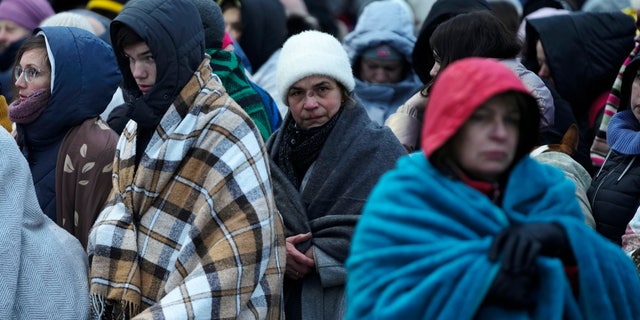 Uchodźcy, głównie kobiety i dzieci, czekają w tłumie na transport po ucieczce z Ukrainy i przybyciu na przejście graniczne w Medica, Polska, 7 marca 2022 r. 