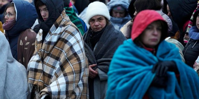 Uchodźcy, głównie kobiety i dzieci, czekają w tłumie na transport po ucieczce z Ukrainy i przybyciu na przejście graniczne w Medica, Polska, 7 marca 2022 r. 