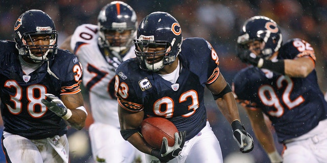 Chicago Bears' Adewale Ogunleye, accompanied by Danieal Manning (38) and Hunter Hillenmeyer (92), runs after recovering a Denver Broncos fumble during the second quarter of an NFL football game Nov. 25, 2007, in Chicago. Ogunleye, a Pro Bowl defensive end during a 10-year career, leads UBS Global Wealth Management’s athletes and entertainers strategic client segment. 