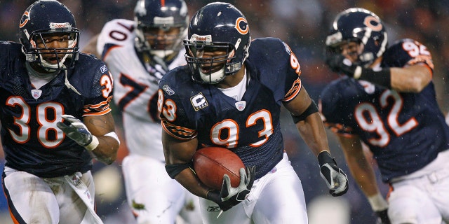 Chicago Bears' Adewale Ogunleye, accompanied by Danieal Manning (38) and Hunter Hillenmeyer (92), runs after recovering a Denver Broncos fumble during the second quarter of an NFL football game Nov. 25, 2007, in Chicago. Ogunleye, a Pro Bowl defensive end during a 10-year career, leads UBS Global Wealth Management’s athletes and entertainers strategic client segment. 