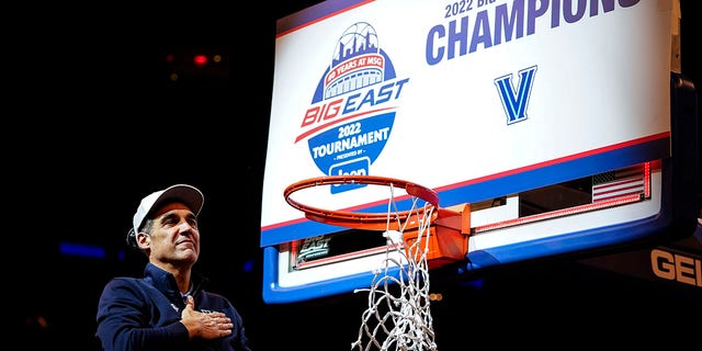 Villanova head coach Jay Wright gestures to supporters while cutting down the net after the final of the Big East conference tournament against Creighton, 星期六, 游行 12, 2022, 在纽约.
