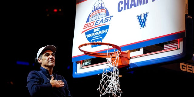 Villanova head coach Jay Wright gestures to supporters while cutting down the net after the final of the Big East conference tournament against Creighton, 星期六, 游行 12, 2022, 在纽约.