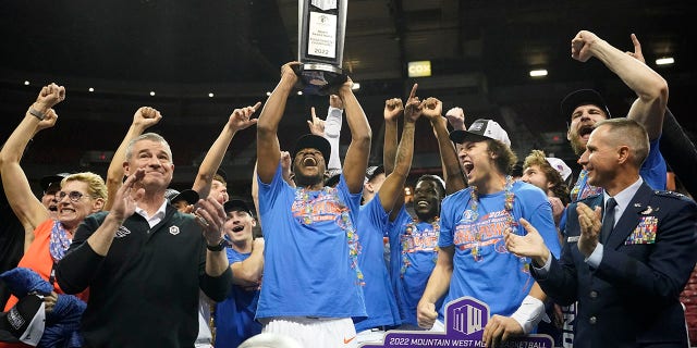 Boise State players celebrate their victory over San Diego State after an NCAA college basketball game in the championship of Mountain West Conference men's tournament Saturday, 游行 12, 2022, 在拉斯维加斯.