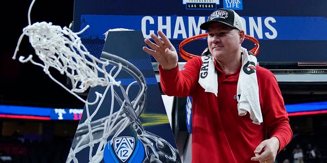 Arizona head coach Tommy Lloyd cuts down the net after defeating UCLA in an NCAA college basketball game in the championship of the Pac-12 tournament Saturday, 行進 12, 2022, ラスベガスで.