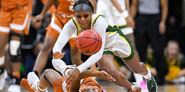 Baylor guard Ja'Mee Asberry, 상단, dives for a ball over Texas guard Rori Harmon during the second half of an NCAA college basketball championship game in the Big 12 Conference tournament in Kansas City, Mo., 일요일, 행진 13, 2022.