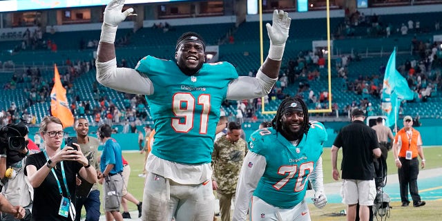 FILE - Miami Dolphins defensive end Emmanuel Ogbah (91) and nose tackle Adam Butler (70) celebrate at the end of an NFL football game against the Baltimore Ravens, giovedi, Nov. 11, 2021, a Miami Gardens, Fla. The Miami Dolphins agreed with Emmanuel Ogbah on a four-year contract and Chase Edmonds on a two-year deal on Monday, marzo 14, 2022.