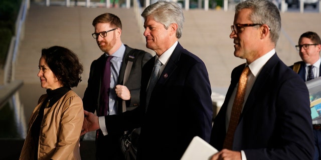 El representante de EE. UU. Jeff Fordenberry, R-Nep., Centro y esposa, Celeste, se fueron y comparecieron ante un tribunal federal en Los Ángeles el miércoles 16 de marzo de 2022. Fordenberry fue condenado el jueves 24 de marzo de 2022.  Está acusado de mentir a los funcionarios federales sobre una contribución ilegal de 30.000 dólares a su campaña por parte de un multimillonario extranjero en una recaudación de fondos en Los Ángeles en 2016. (Foto AP/Jae C. Hong, Archivo)