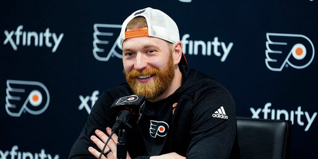 Philadelphia Flyers' Claude Giroux speaks with members of the media during a news conference at the team's NHL hockey practice facility, miércoles, marzo 16, 2022 in Voorhees, NUEVA JERSEY. Giroux's 1,000th career game with the Flyers on Thursday night could be his last in orange-and-black for the 34-year-old center approaching the final months of his contract.