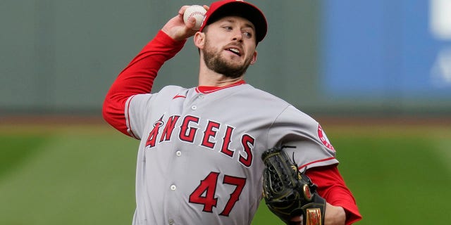 ファイル - Los Angeles Angels starting pitcher Griffin Canning throws against the Seattle Mariners in the first inning of a baseball game Saturday, 五月 1, 2021, シアトルで. Canning won’t be ready for opening day after a setback in his recovery from a back injury.