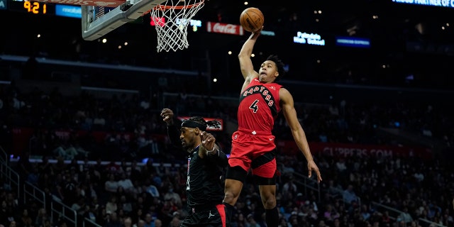 Toronto Raptors forward Scottie Barnes (4) dunks against Los Angeles Clippers forward Robert Covington (23) 로스앤젤레스에서 열린 NBA 농구 경기의 후반부 동안, 수요일, 행진 16, 2022.