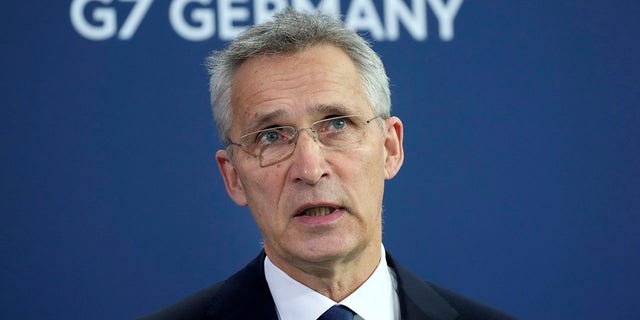 Le secrétaire général de l'OTAN, Jens Stoltenberg, s'adresse aux médias lors d'une déclaration conjointe avec le chancelier allemand Olaf Scholz avant une réunion à la chancellerie à Berlin, en Allemagne, le jeudi 17 mars 2022. 