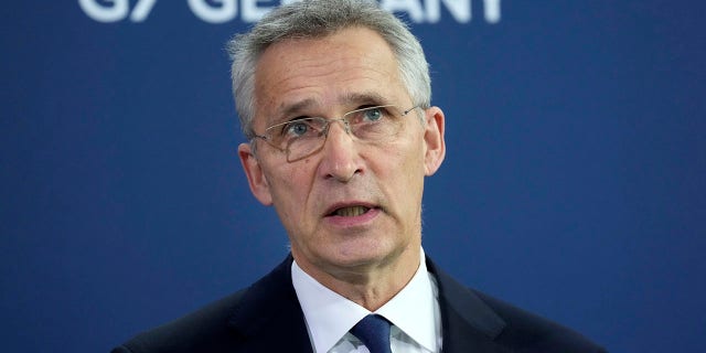 Le secrétaire général de l'OTAN, Jens Stoltenberg, s'adresse aux médias lors d'une déclaration conjointe avec le chancelier allemand Olaf Scholz avant une réunion à la chancellerie à Berlin, en Allemagne, le jeudi 17 mars 2022. 