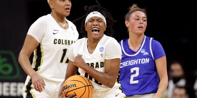 Colorado forward Peanut Tuitele (33) and Creighton forward Mallory Brake (14) vie for a rebound during the first half of a first-round game in the NCAA women's college basketball tournament, 星期五, 游行 18, 2022, in Iowa City, 爱荷华州. 