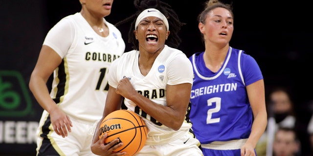Colorado forward Peanut Tuitele (33) and Creighton forward Mallory Brake (14) vie for a rebound during the first half of a first-round game in the NCAA women's college basketball tournament, 금요일, 행진 18, 2022, in Iowa City, 아이오와.