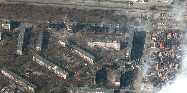 Cette image satellite fournie par Maxar Technologies le vendredi 18 mars 2022 montre des immeubles d'appartements endommagés et incendiés à Marioupol, en Ukraine.