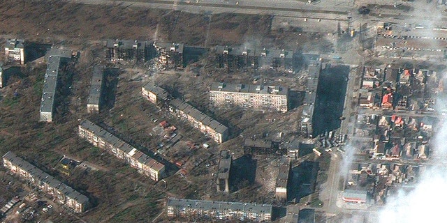 Cette image satellite fournie par Maxar Technologies le vendredi 18 mars 2022 montre des immeubles d'appartements endommagés et incendiés à Marioupol, en Ukraine.