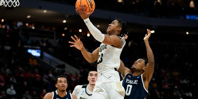 Purdue's Jaden Ivey shoots past Yale's Jalen Gabbidon during the second half of a first round NCAA college basketball tournament game Friday, 행진 18, 2022, 밀워키에서.