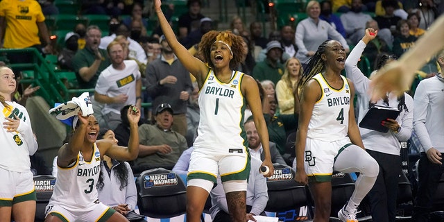 Baylor guard Jordan Lewis (3), forward NaLyssa Smith (1) and center Queen Egbo (4) celebrates on the bench during the second half of a college basketball game against Hawaii in the first round of the NCAA tournament in Waco, Texas, Vrydag, Maart 18, 2022. Baylor won 89-49. 