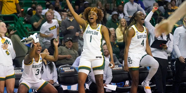 Baylor guard Jordan Lewis (3), forward NaLyssa Smith (1) and center Queen Egbo (4) celebrates on the bench during the second half of a college basketball game against Hawaii in the first round of the NCAA tournament in Waco, Texas, Vrydag, Maart 18, 2022. Baylor won 89-49.