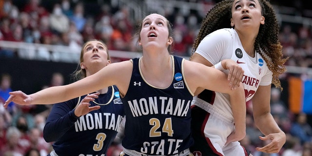Montana State forward Taylor Janssen (24) battles for a rebound against Stanford guard Haley Jones, 권리, during the first half of a first-round game in the NCAA women's college basketball tournament Friday, 행진 18, 2022, in Stanford, 칼리프.