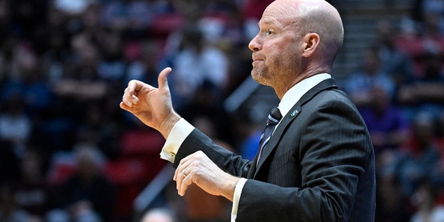 Seton Hall head coach Kevin Willard reacts from the bench during the first half of a first-round NCAA college basketball tournament game against TCU, Venerdì, marzo 18, 2022, in San Diego.