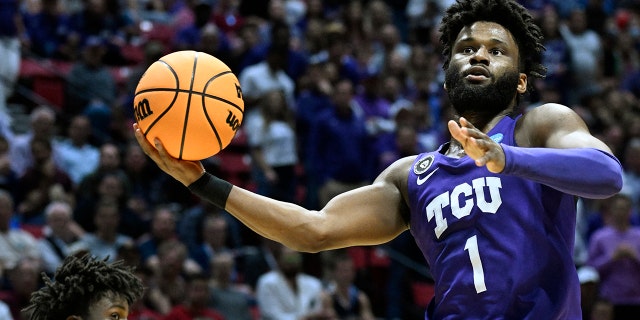 TCU guard Mike Miles Jr. drives to the hoop during the first half of a first-round NCAA college basketball tournament game against Seton Hall, 星期五, 游行 18, 2022, 在圣地亚哥.
