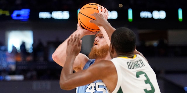 North Carolina forward Brady Manek (45) shoots a 3-point basket as Baylor guard Dale Bonner (3) defends in the first half of a second-round game in the NCAA college basketball tournament in Fort Worth, 德州, 星期六, 游行, 19, 2022. 
