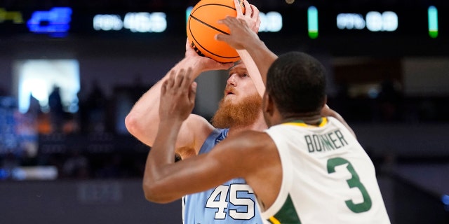 North Carolina forward Brady Manek (45) shoots a 3-point basket as Baylor guard Dale Bonner (3) defends in the first half of a second-round game in the NCAA college basketball tournament in Fort Worth, 德州, 星期六, 游行, 19, 2022.