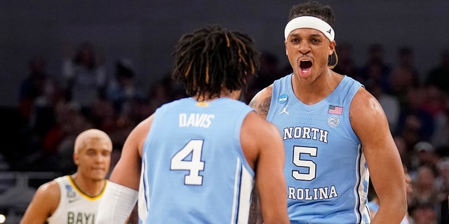 North Carolina guard RJ Davis (4) and forward Armando Bacot (5) celebrate in the second half of a second-round game against Baylor in the NCAA college basketball tournament in Fort Worth, 텍사스, 토요일, 행진, 19, 2022. 
